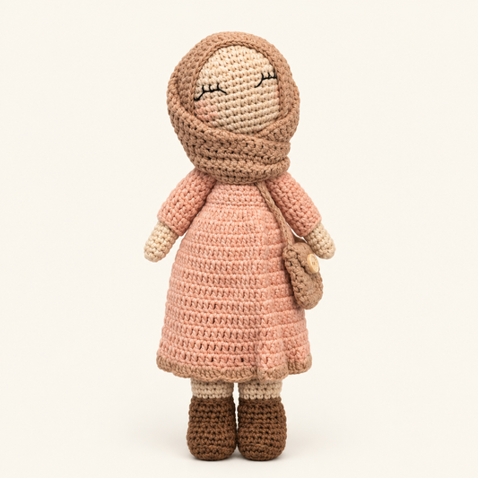 Amina lavande, poupée au crochet 25 cm, vue de face sur fond crème