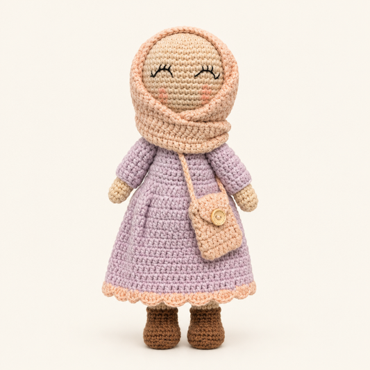 Amina pêche, poupée au crochet 25 cm, vue de face sur fond crème